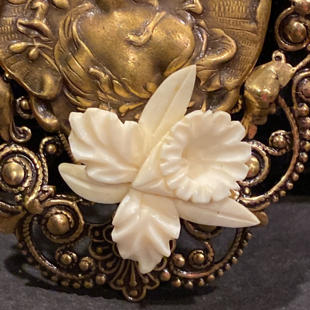 Joseff Of Hollywood Unsigned Cameo Brooch. Antique GoldTone and WhiteCelluloid. - Picture 2 of 8